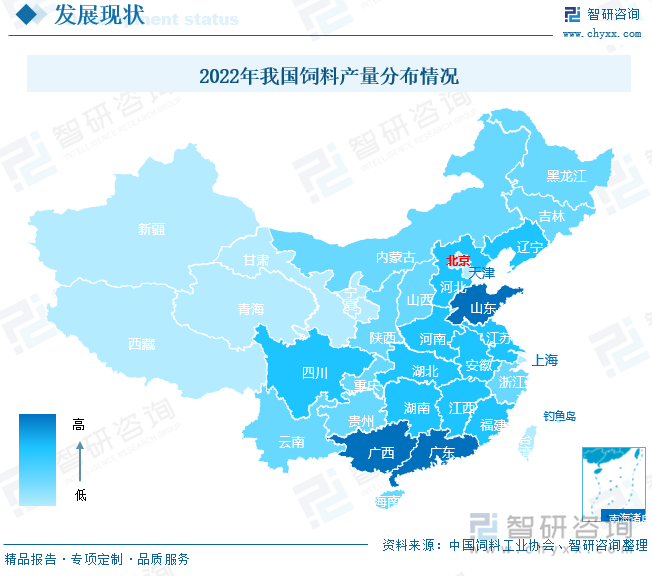 从饲料产量区域分布看，我国饲料主要集中在东部沿海地区及广西、河南、四川、湖北、湖南等地区。2022年我国饲料产量千万吨以上地区有山东、广东、广西、辽宁、河南、江苏、河北、四川、湖北、湖南、福建、安徽和江西等13个省市。其中，2022年山东饲料产量4484.80万吨，同比增长0.2%，占全国饲料总产量的14.84%；广东饲料产量3527.24万吨，同比下降1.3%，占全国饲料总产量的11.67%；广西饲料产量2024.31万吨，同比下降0.9%，占比为6.70%。前三名地区合计生产饲料10036.35万吨，占总产量的33.21%，占全国产量的近三分之一。从增速看，2022年宁夏、福建、安徽等地饲料产量增长较快，其增速分别为14.1%、13.5%和12.5%；上海和北京地区饲料产量降幅最大，分别下降11.2%和10.8%，这主要是受疫情反复爆发影响，企业被迫停工停产，导致饲料产量大幅下降。